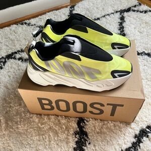 Yeezy boost 700 mnvn laceless ‘phosphor’